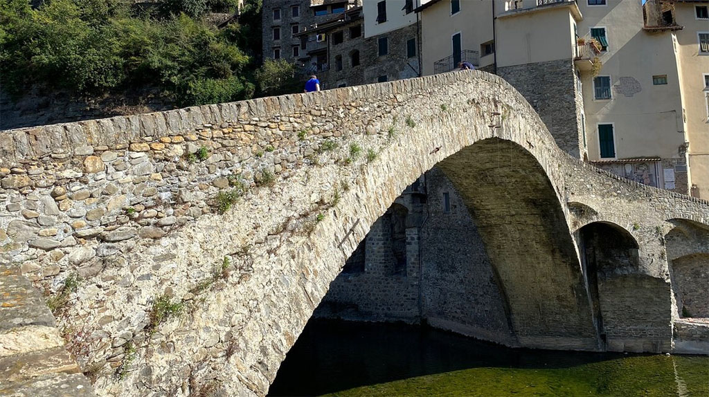 Dolceacqua, Ponte vecchio